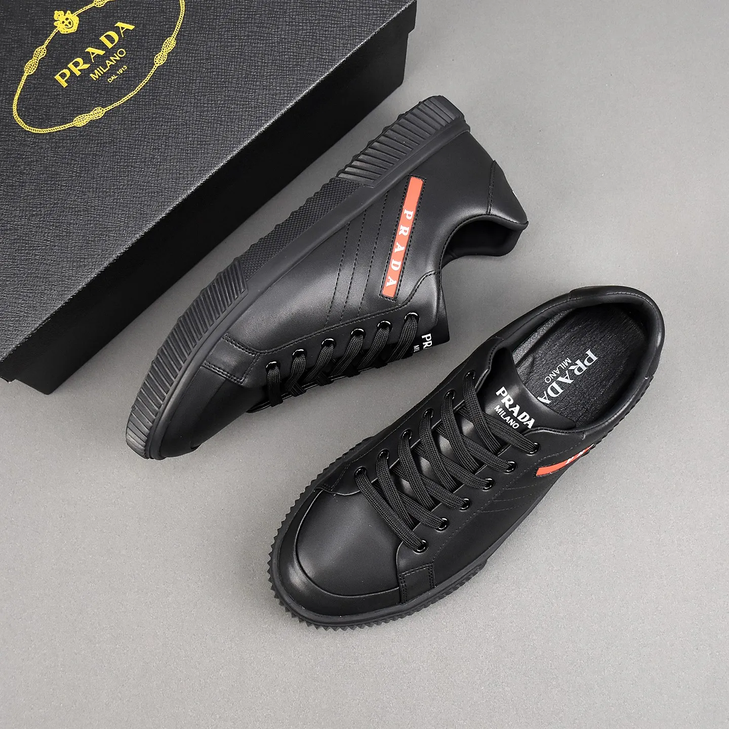 PP420👟👟👟Prada set off the audience! Prada, an international brand that is constantly innovating, this men's casual shoe, the original version, made of cowhide leather at a ratio of one to one at the store, with leather feet and rubber non-slip outsole, breathable and comfortable, quality speaks for itself👄38-44